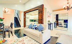 Furnished Family Home Near Toronto - Great Location Game Room - Backyard - Parking & Self Checkin